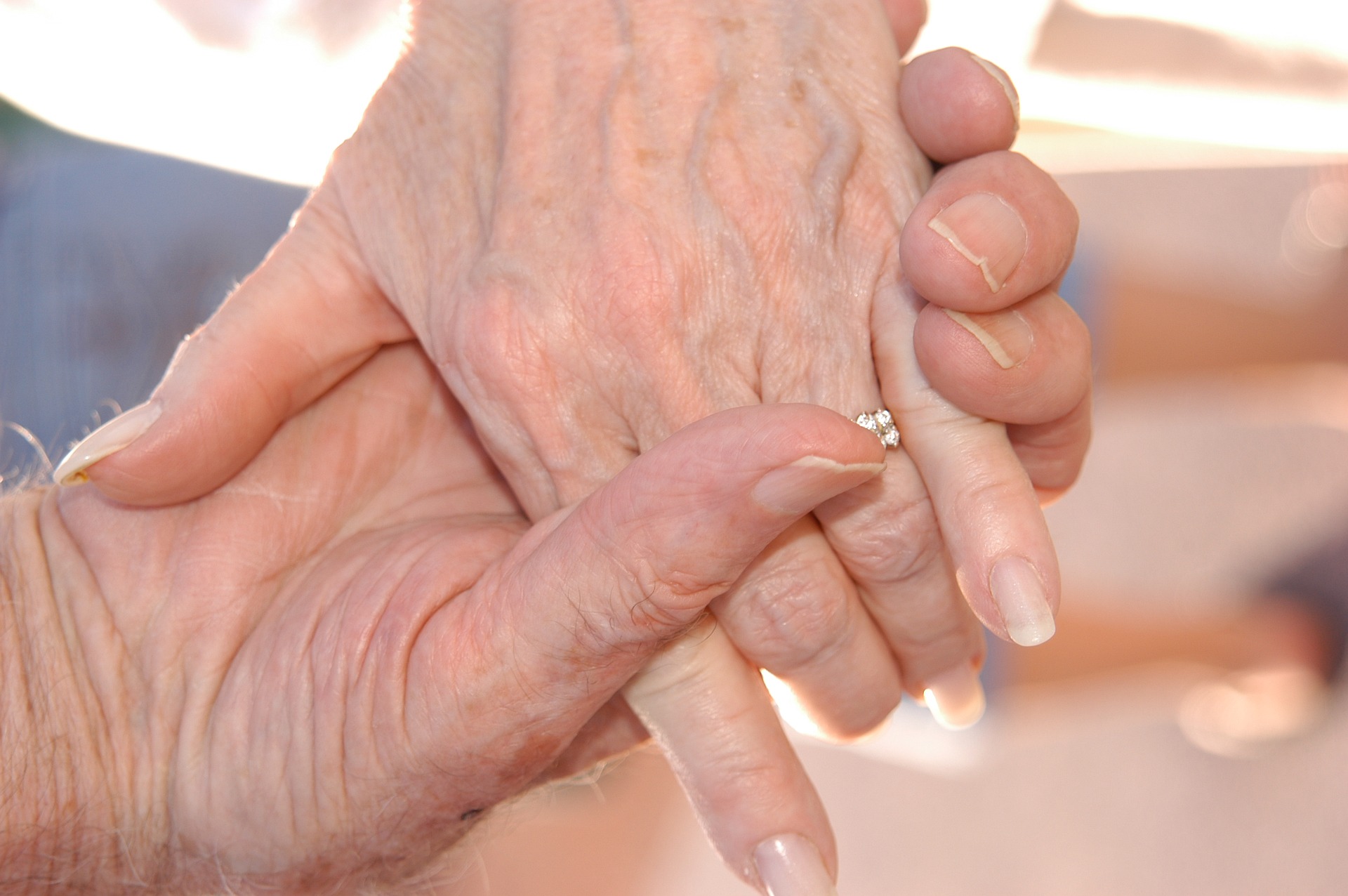 zwei Senioren halten sich die Hand