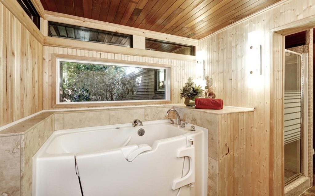 Sicheres und barrierearmes Baden und Duschen mit einer Sitzbadewanne