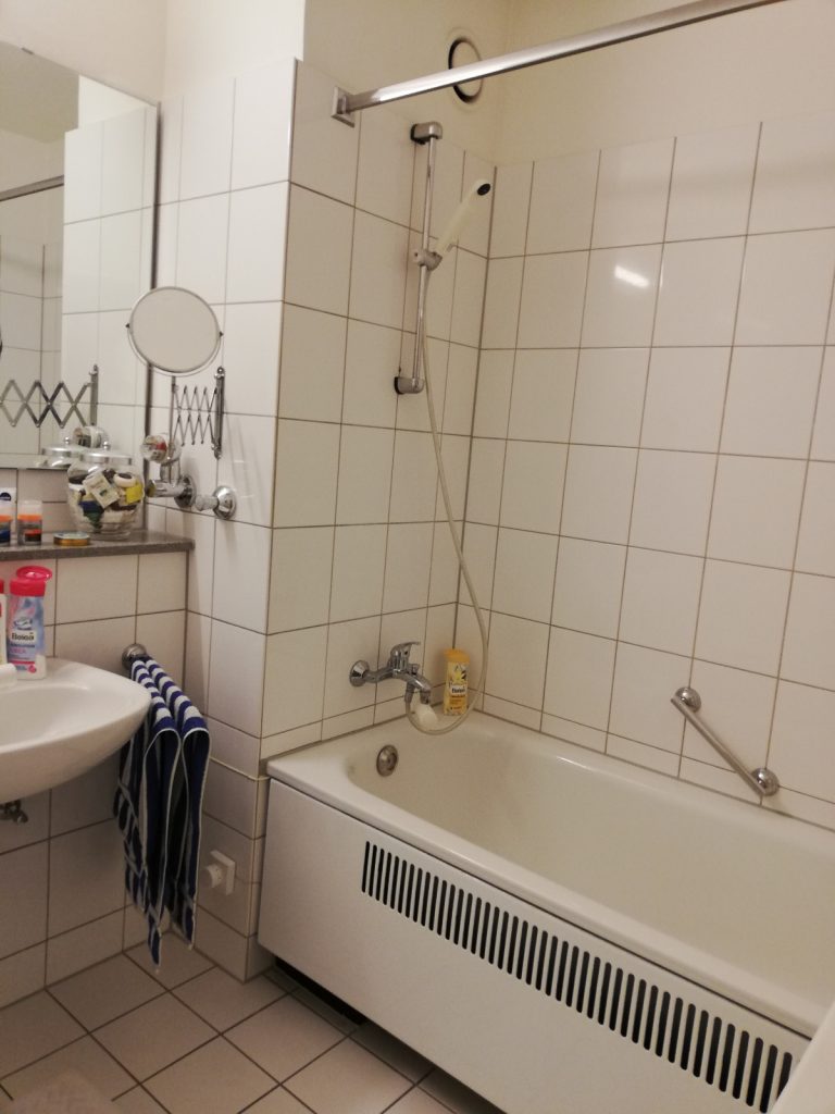 Badewanne mit Einstiegsbarriere